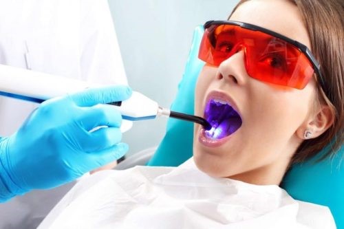 Стоматологическая терапия занимается лечением кариеса, пульпитов, восстановлением целостности тела зуба